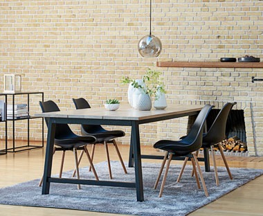 Nya möbler till matsalen? Köp kombinerat matbord med stolar som ett