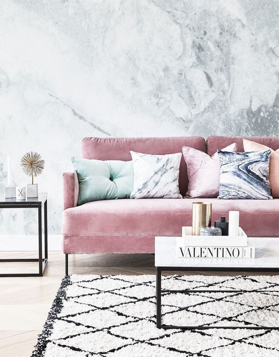 Marble and blush glam living room. | Decor | Soffa rosa, Sammet