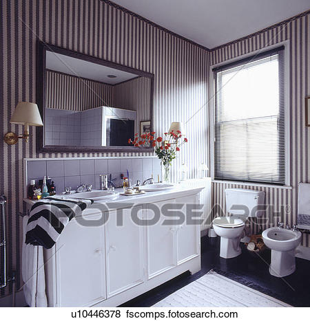 Spegel, ovanför, dubbel, handfat, in, vit, fåfänga, enhet, in, badrum, med,  bidé, och, svart & white, randig tapet Stockfoto