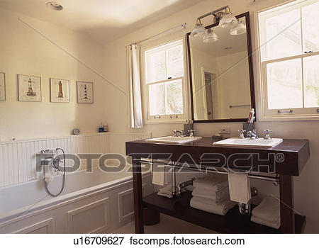 Spegel, ovanför, dubbel, handfat, in, inpassat, mahogny, fåfänga, enhet,  in, grädde, badrum Stockfoto