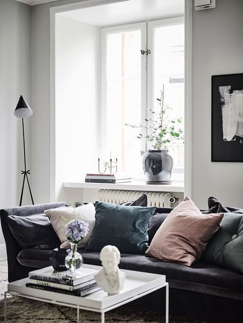 Blå och rosa kuddar | Inspiration | Blå soffa vardagsrum, Vardagsrum