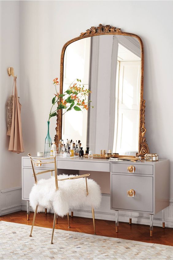 Enkel stol, bänk och extra allt spegel | Inredning | Toalettbord