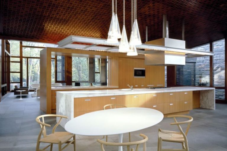 Snygg design av modernt kök i ett privat hus. Köksinredning i ett