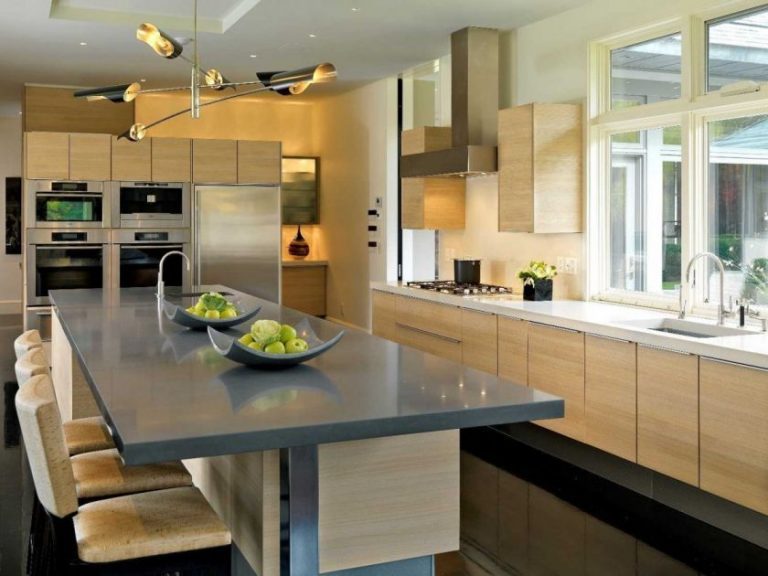 Snygg design av modernt kök i ett privat hus. Köksinredning i ett