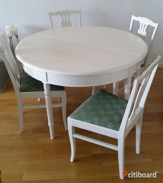 citiboard.se - Antikt runt bord med iläggsskiva och fyra tygklädda stolar