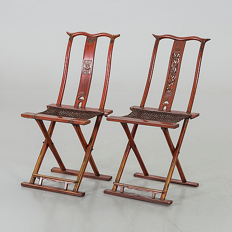 A pair of Chinese red lacquered chairs, beginning of the 20th