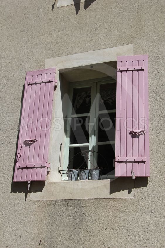 Fönster med trä fönsterluckor