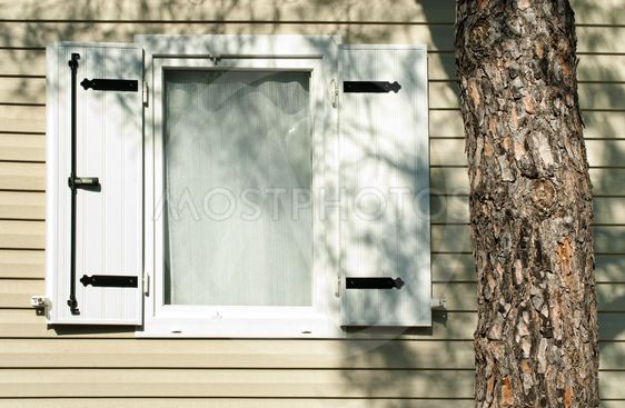 Fönster med trä fönsterluckor