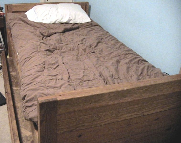 File:Trundle bed.jpg - Wikimedia Commons