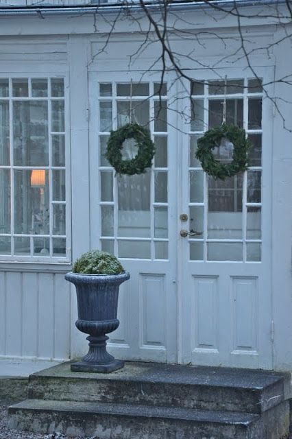 Vita Verandan: fin idé till verandan om vintern, gröna kransar och