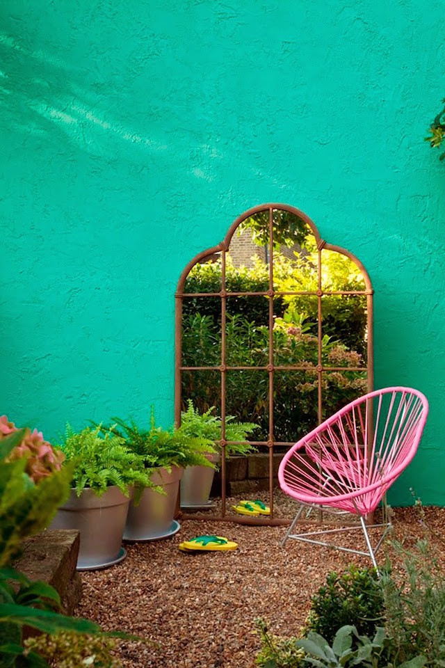 grön vägg vintage välvd spegel rosa stol