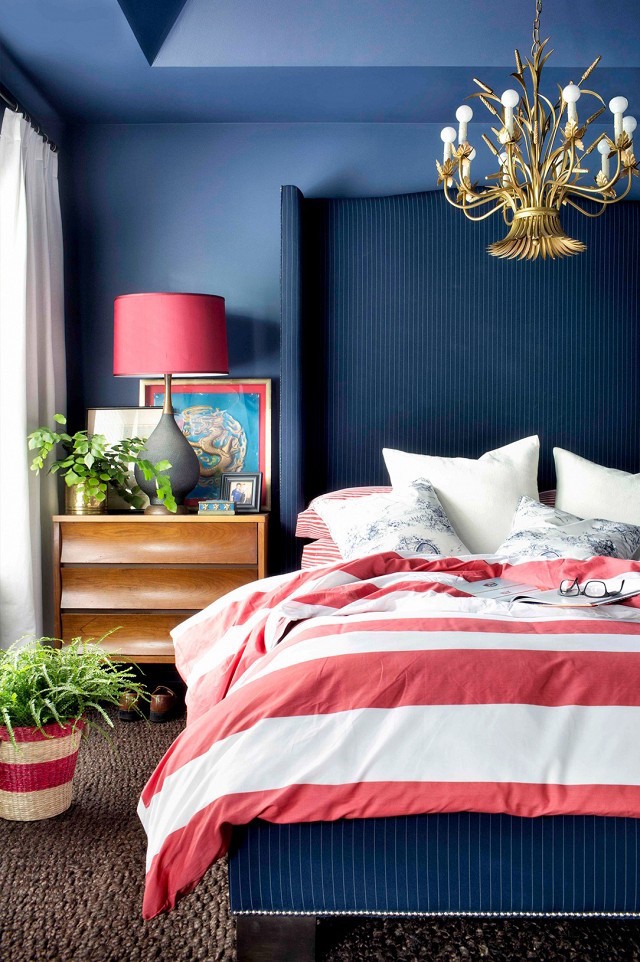 blått sovrum röd randigt sängkläder