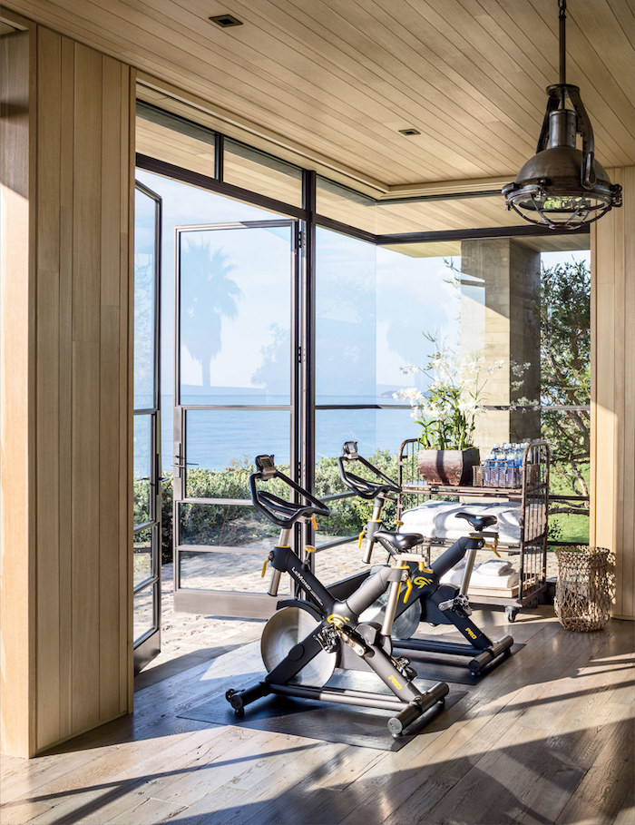 glasdörrar hem gym med utsikt över stranden