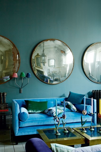 blå sammet soffa konvex spegel