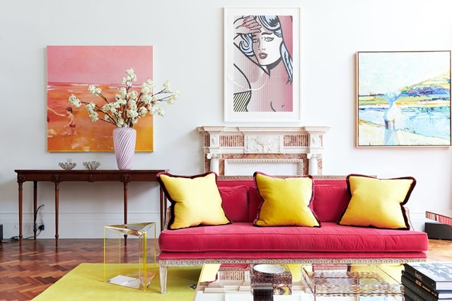 rosa sammet soffa gula kuddar