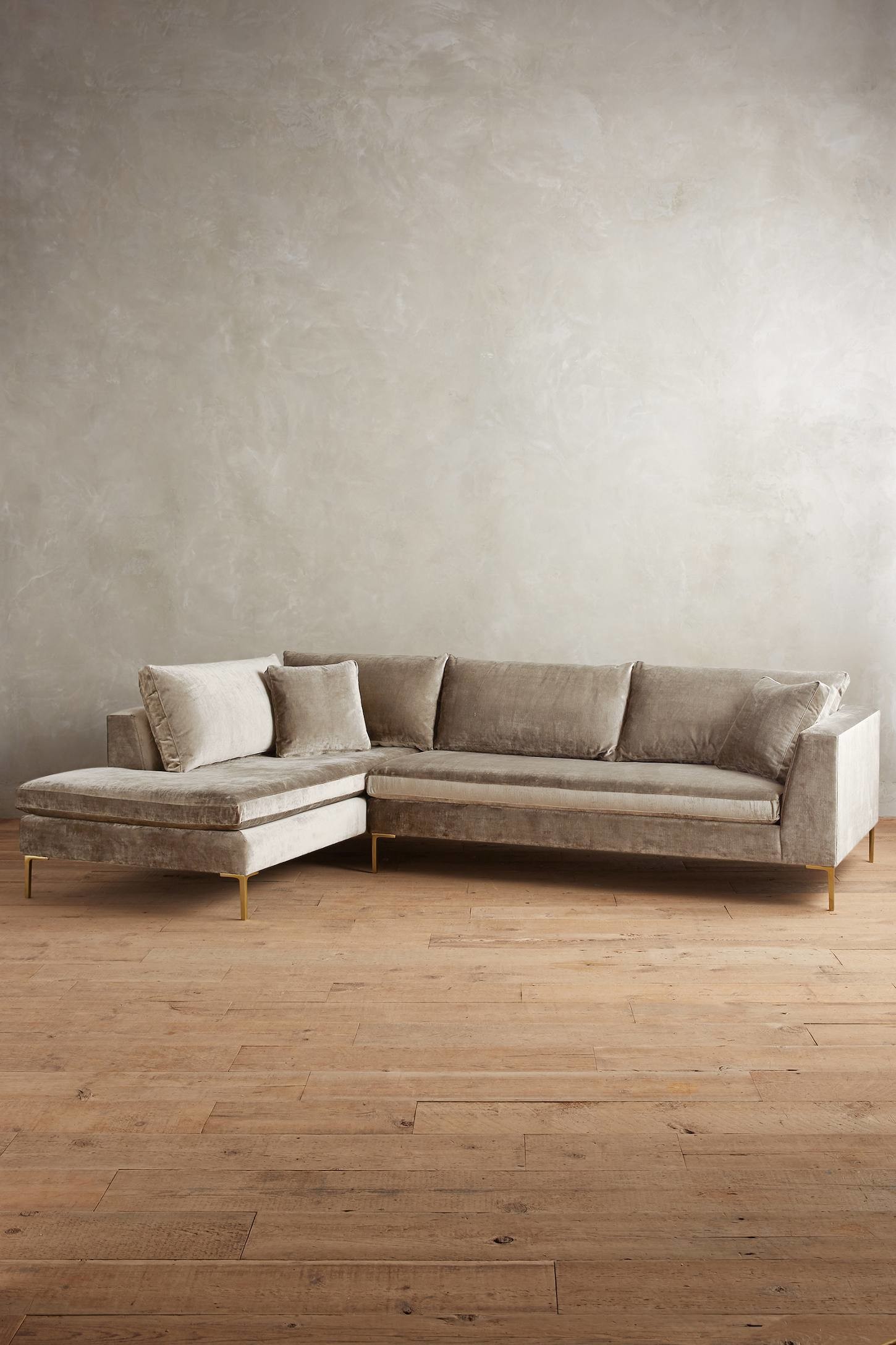 modern neutral sammet soffa