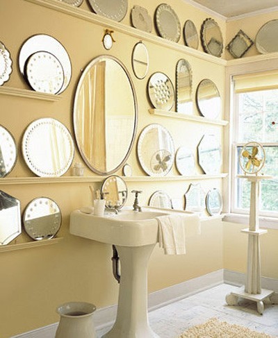 badrum med rund spegelsamling
