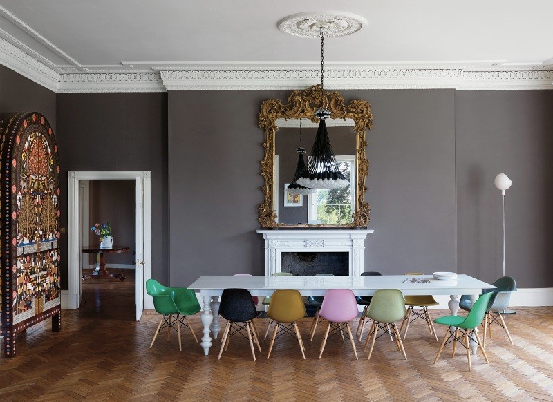 färgglada eames stolar matsal interiör