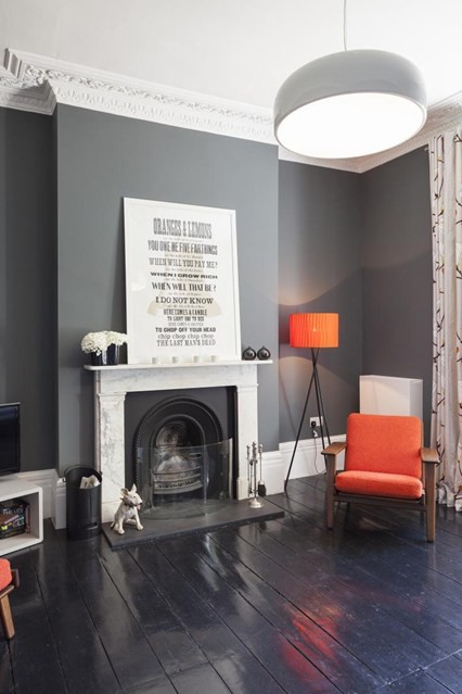 grå väggar orange stol vardagsrum
