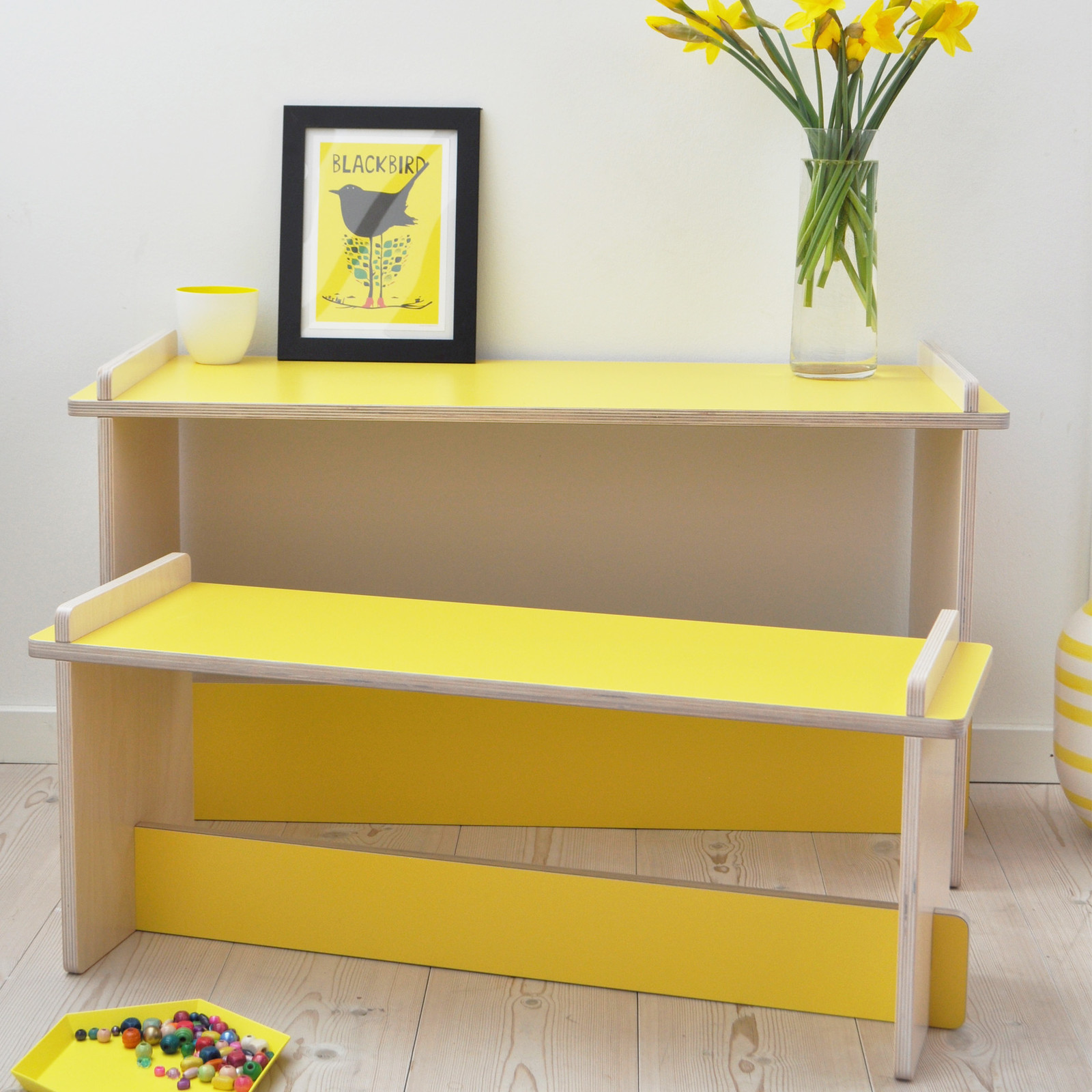 Moderna gula barn skrivbord och bänk