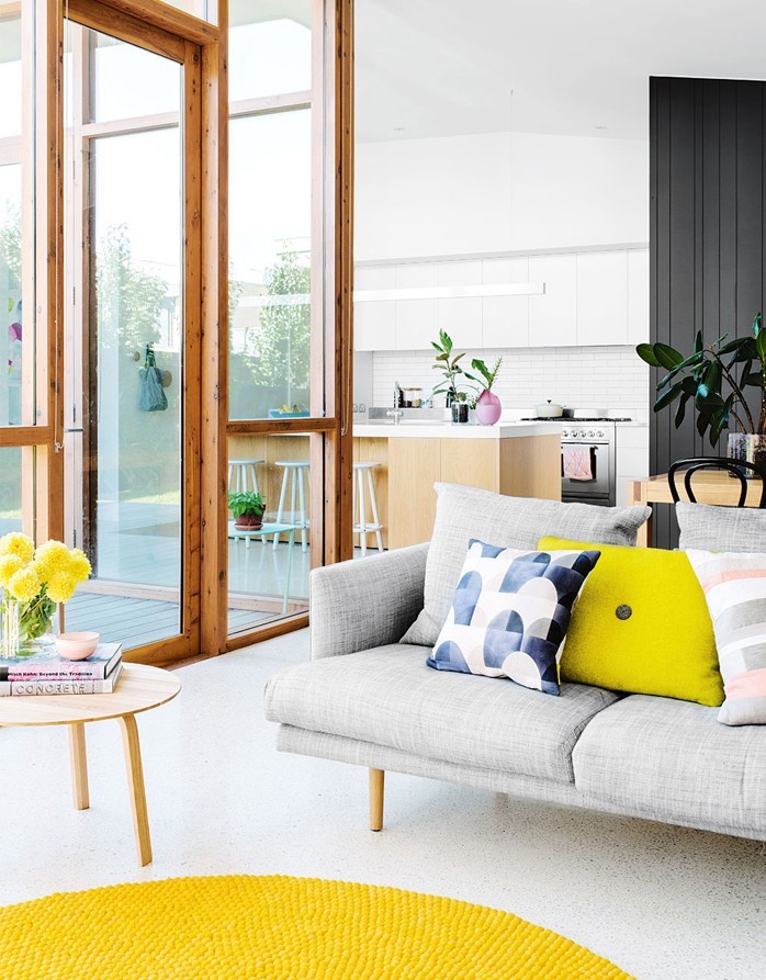 gula och blå kuddar grå soffa