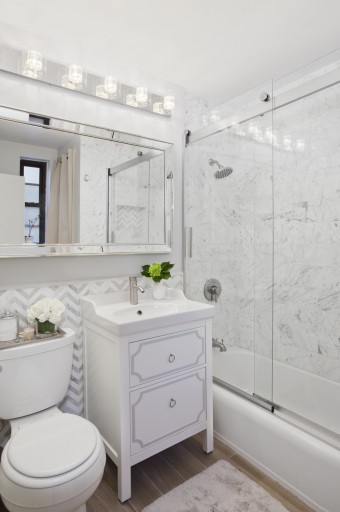 vit marmor kakel i badrummet