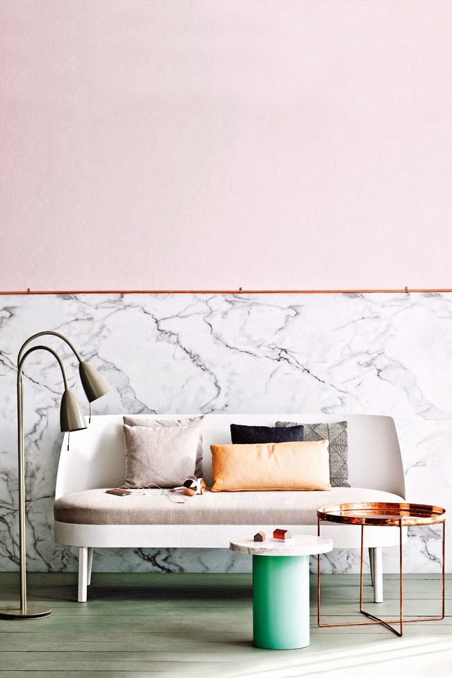 Vardagsrumsdesign i rosa och marmor