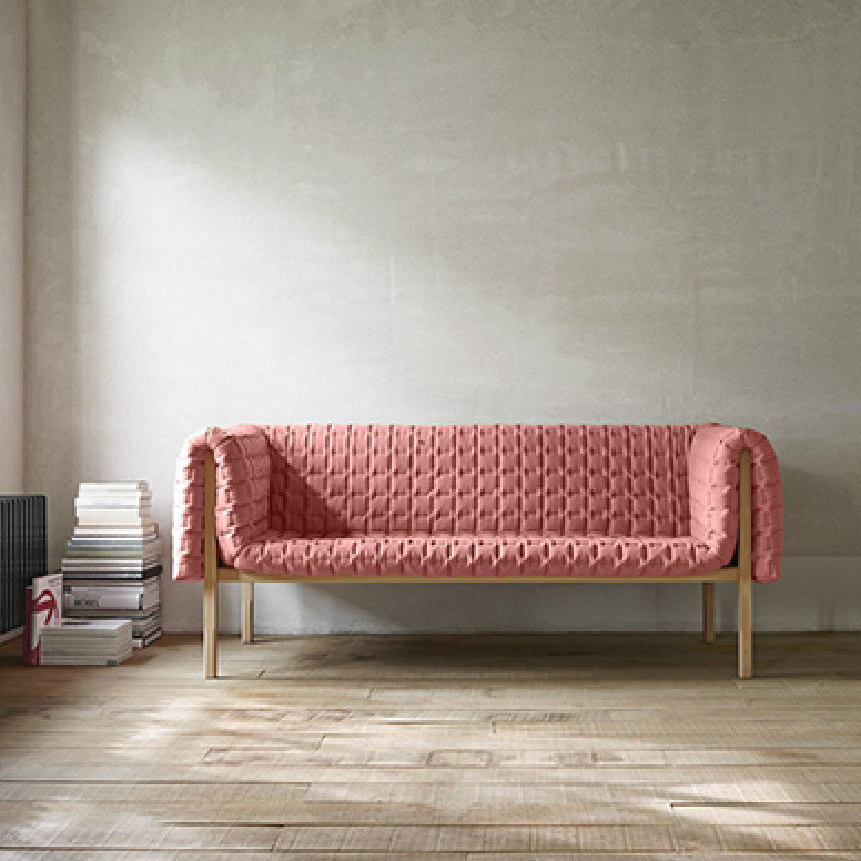 rosa stickad soffa