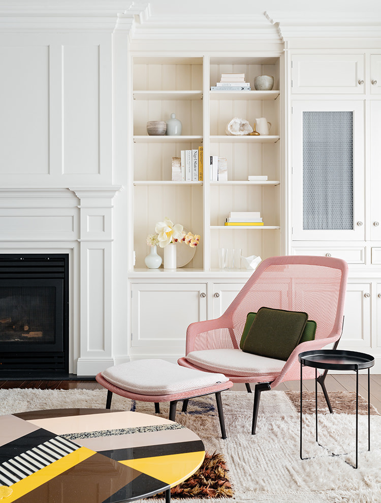 rosa stol vit vardagsrumsdesign