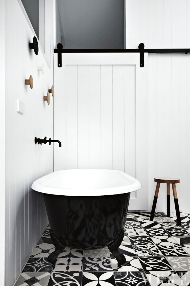lackbad svartvitt badrum