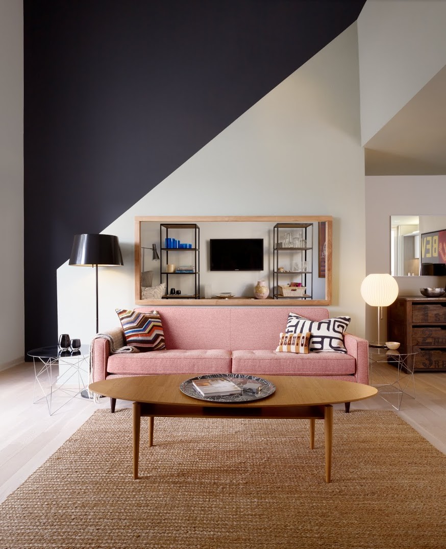 ljusrosa soffa svartvitt vardagsrumsvägg