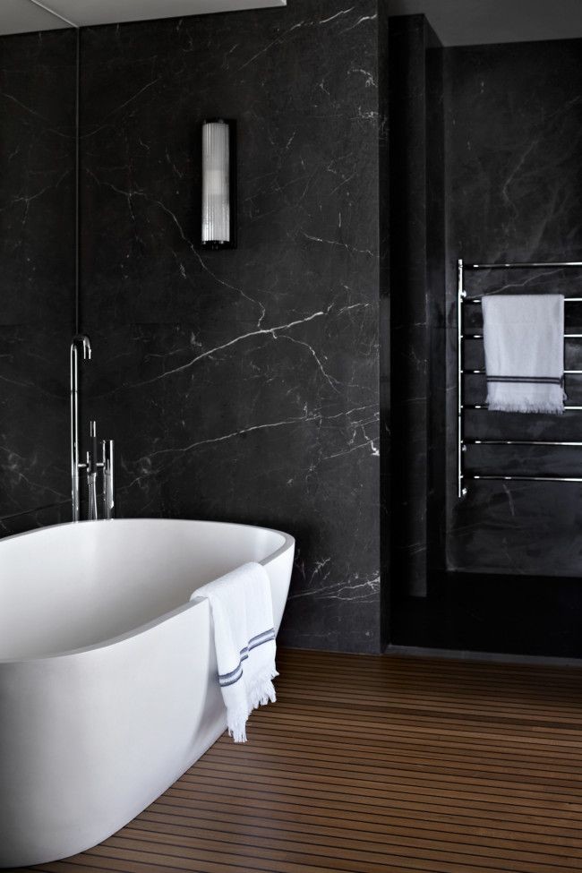 badrumsväggar i svart marmor