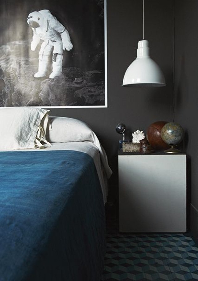 svart vägg blå sängkläder sovrum design