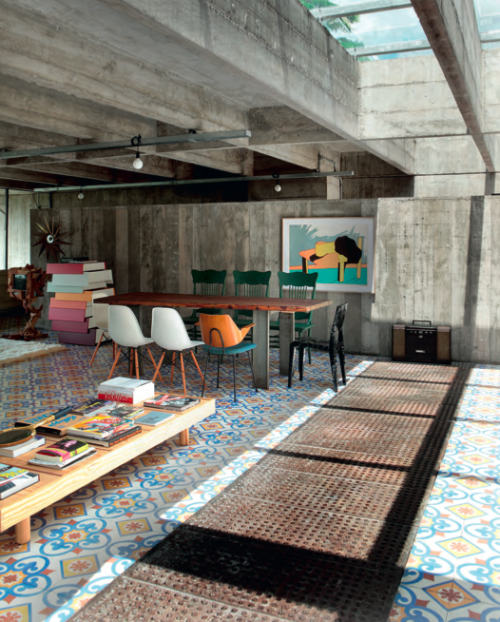 färgglada golv av mosaikcementplattor