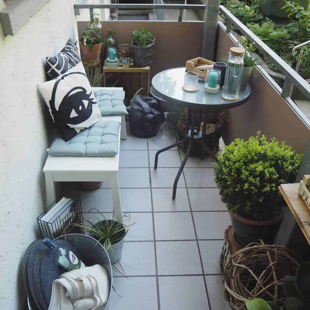 Kleine graue Wohnungsfliesen -Terrasse 