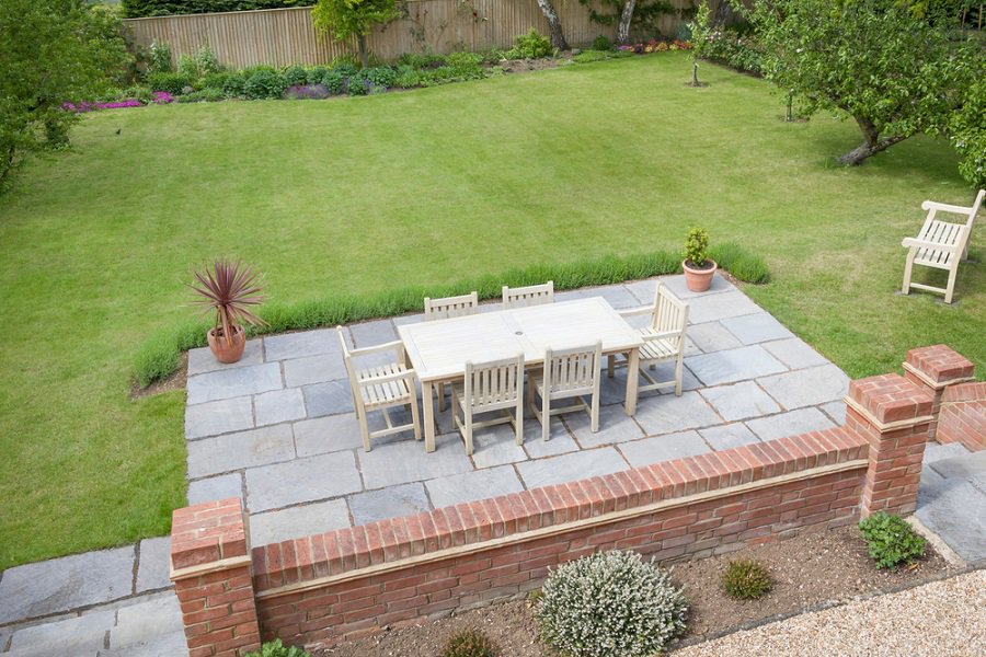 Flagstone -Terrasse im großen Garten 