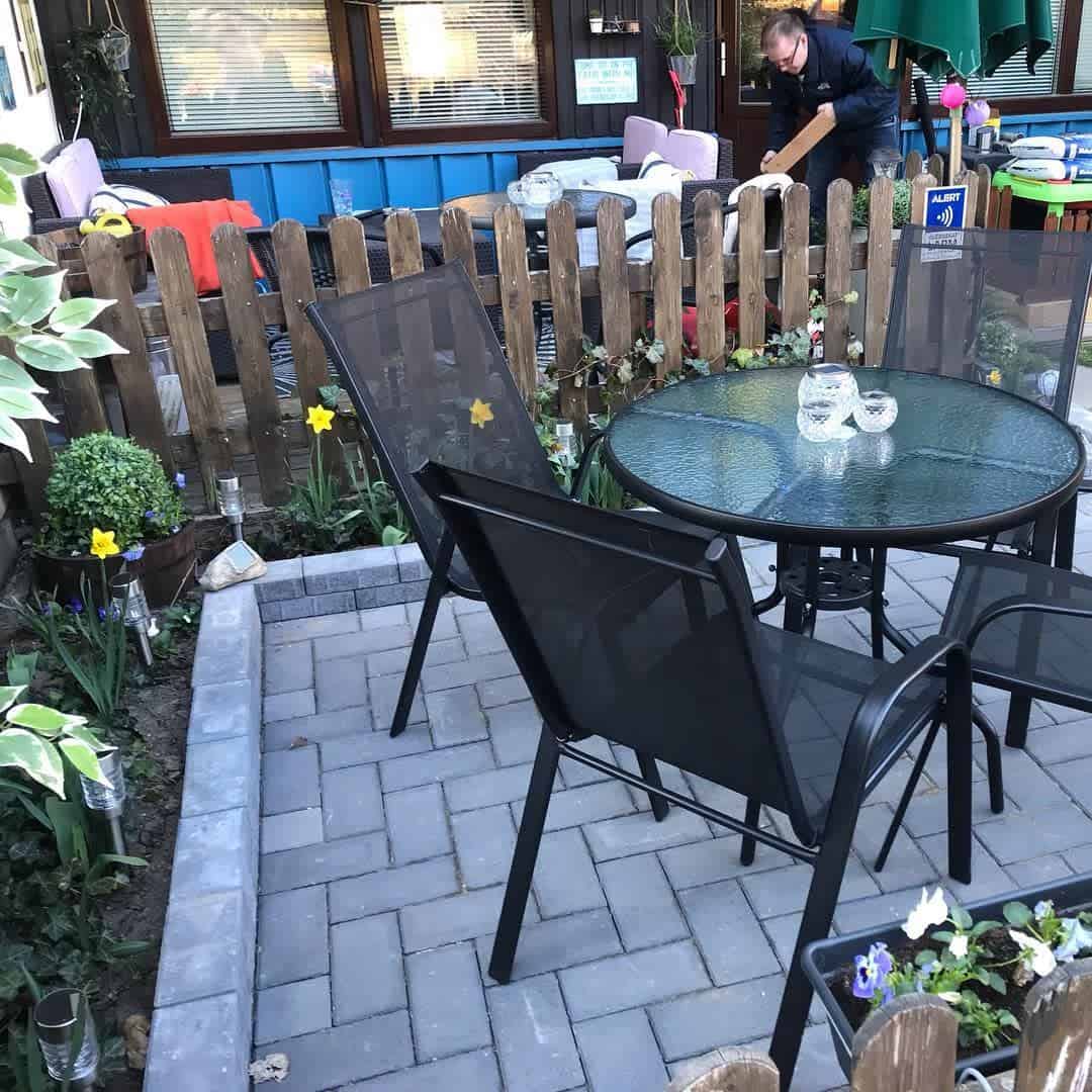 kleine Steinpflaster -Terrasse 