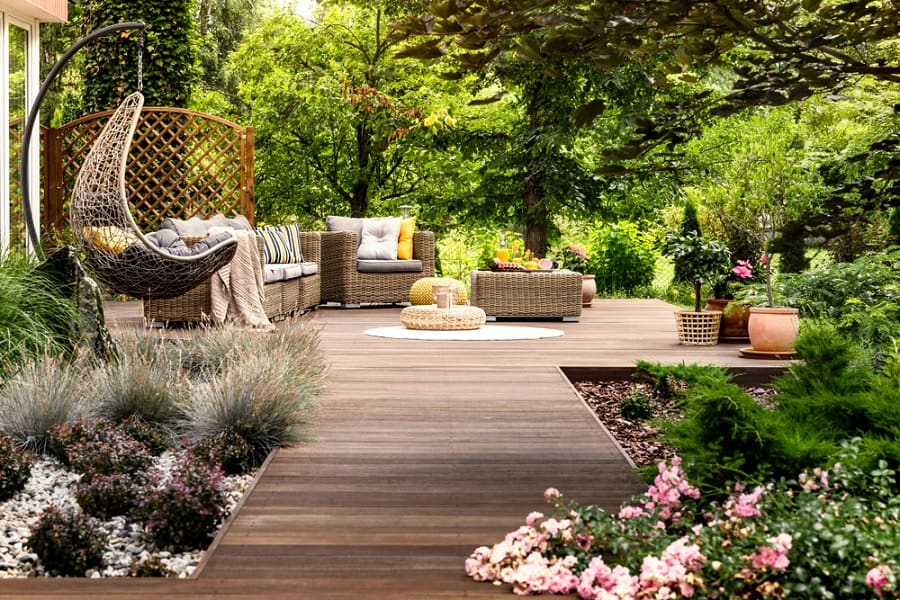 Holzdeck -Terrasse mit Korbmöbeln