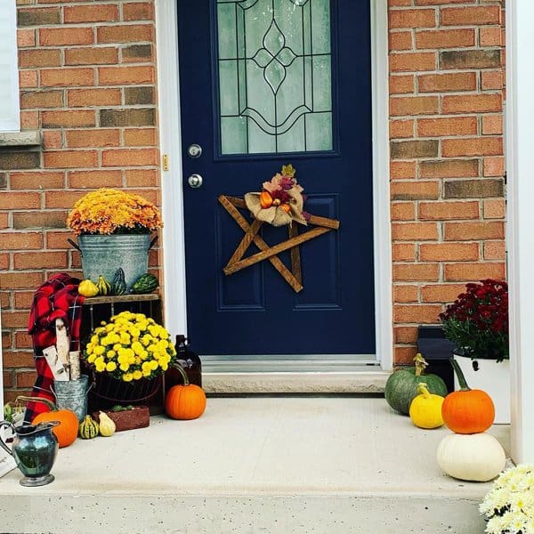 small-porch-seasonal-decor-image-6